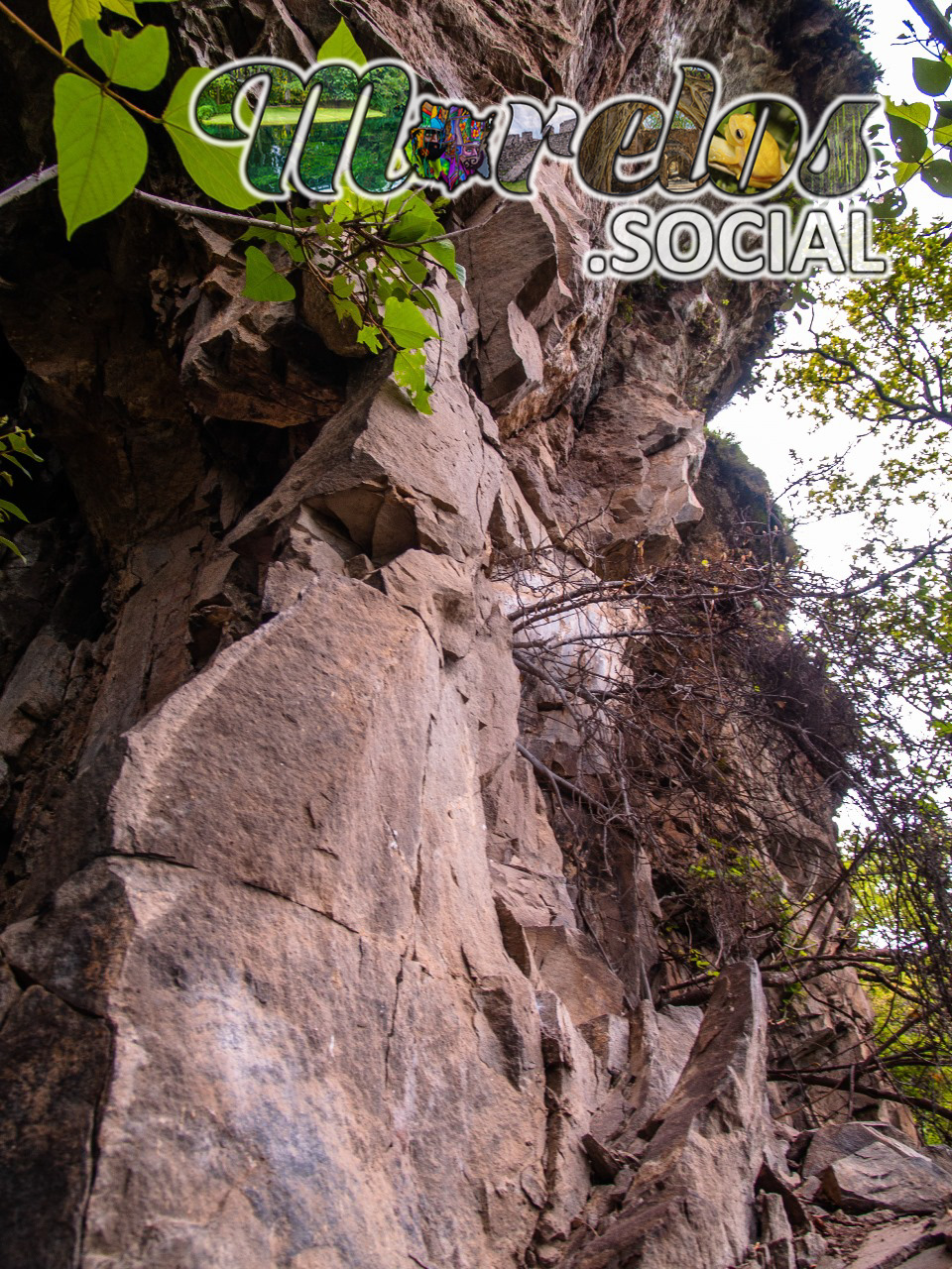 Formación rocosa dentro del Cerro de la Luz del pueblo mágico de Tepoztlán, Morelos